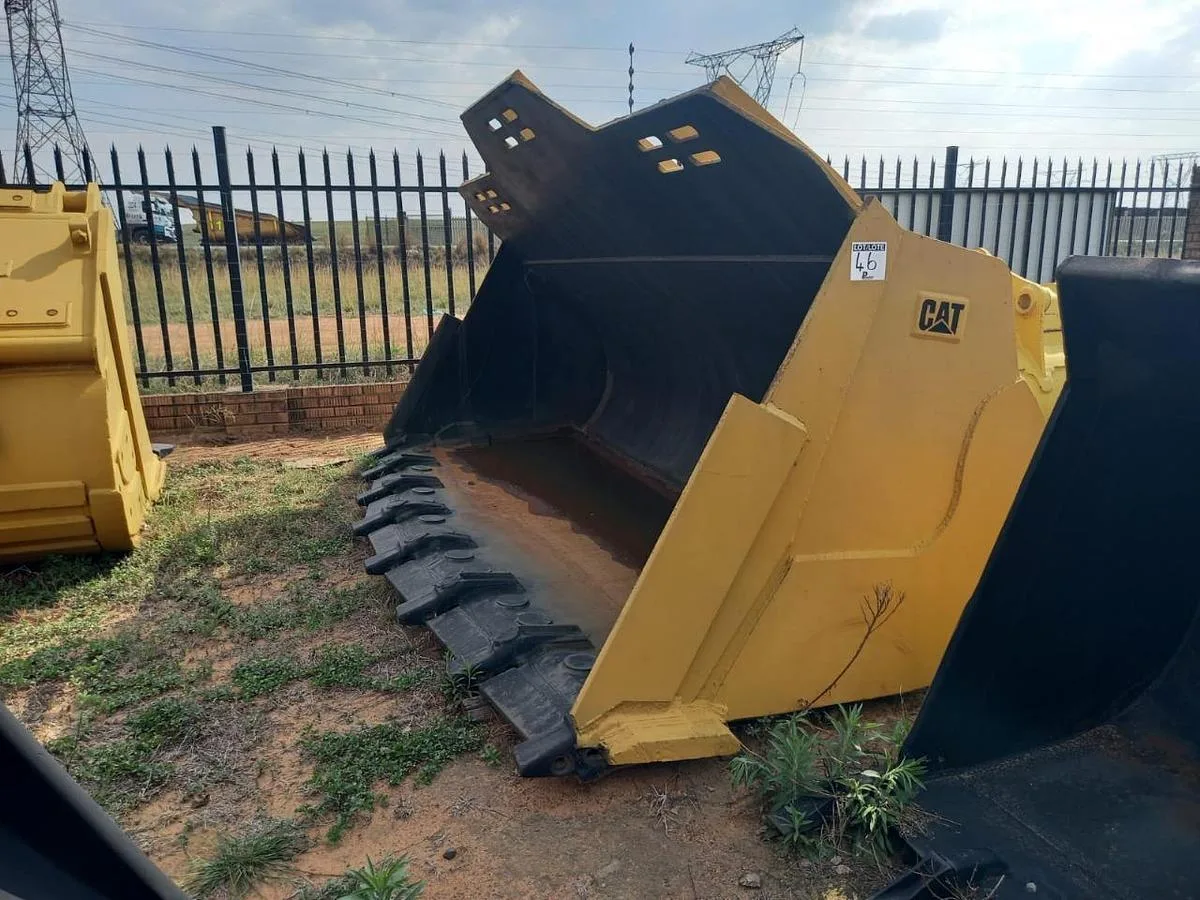 CAT 988F Bucket Attachment